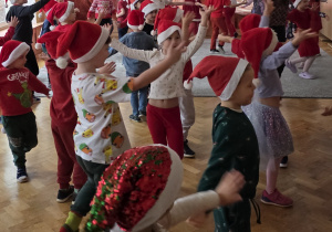 Biedronki i Ważki tańczą wspólnie przy piosence “Feliz Navidad”.