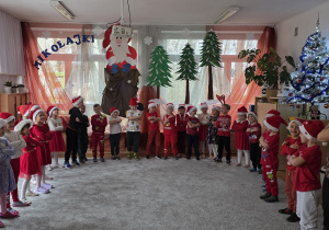 Biedronki i Ważki stoją w kole i powtarzają ruchy taneczne po Panu Darku.