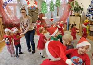 Pszczółki i Mrówki bawią się wspólnie przy zimowych piosenkach.