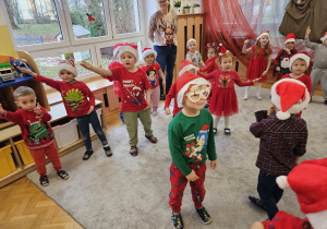 Dzieci uczą się układu tanecznego i powtarzają ruchy po Panu Darku.