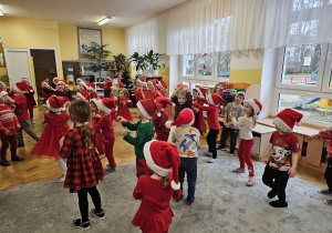 Pszczółki i Mrówki tańczą wspólnie do piosenki “Feliz Navidad”.