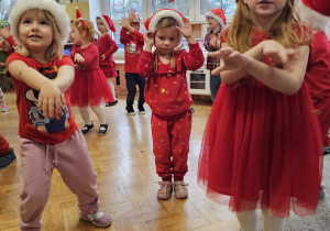 Dziewczynki tańczą do wesołej, zimowej piosenki.
