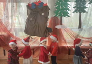 Motylki tańczą parami przy świątecznej piosence “All I Want For Christmas Is You”.