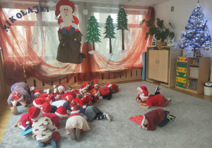 Motylki wykonują mikołajkowe zadanie.