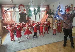 Motylki tańczą świąteczny układ z Panem Darkiem.