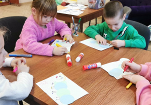 Dzieci rysują elementy stonogi.