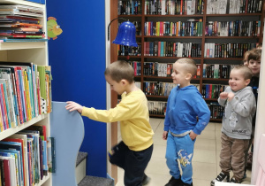 Dzieci czekają na swoją kolej na zjeżdżalni.