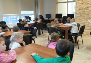 Dzieci słuchają opowiadania.