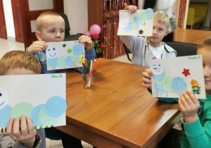 Chłopcy prezentują stonogi.