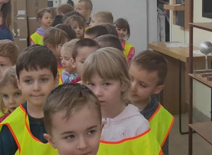 Dzieci czekają na zwiedzanie fabryki.
