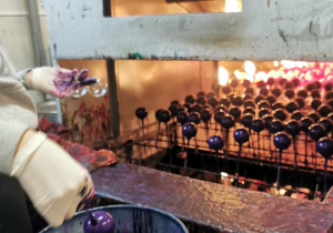 Zanurzanie bombek w farbie oraz ich suszenie.