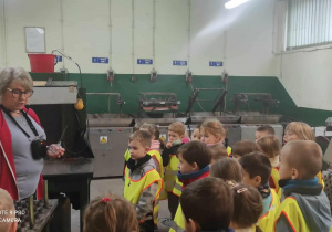 Dzieci słuchają na temat procesu postawania bombek.