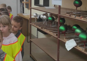 Dzieci czekają na zwiedzanie fabryki.