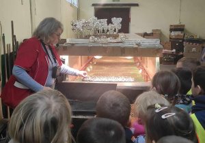 Dzieci oglądają urządzenie do suszenia bombek.