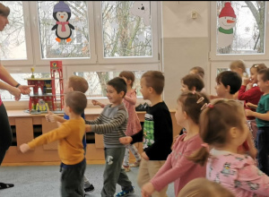 Zabawy ruchowe z instruktorem pływania.