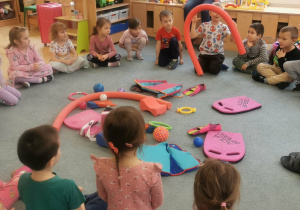 Chłopiec prezentuje "makaron" do pływania.