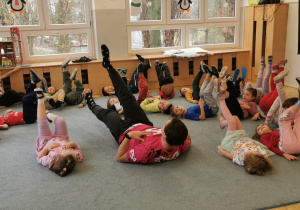 Zabawy ruchowe - dzieci poznają prawidłową pracę nóg podczas pływania.