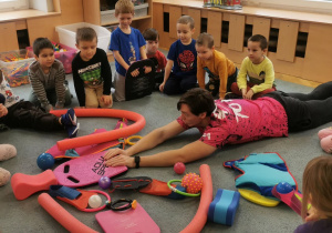 Dzieci poznają przedmioty wykorzystywane w nauce pływania oraz podczas zabawy w wodzie.