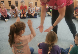 Instruktor pływania wita się z dziećmi.