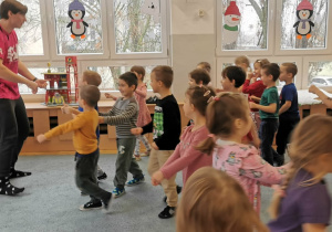 Zabawy ruchowe z instruktorem pływania.