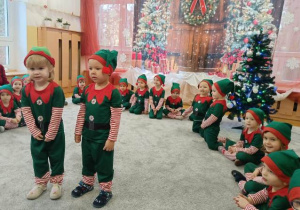 Elfiki opowiadają o swojej ciężkiej pracy- recytuję wierszyk.