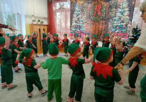 Elfiki tańczą świąteczny taniec.