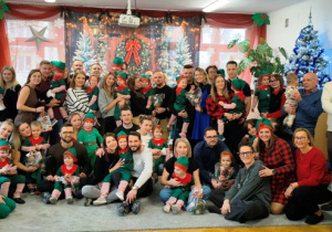 Zdjęcie grupowe wszystkich uczestników świątecznego spotkania.