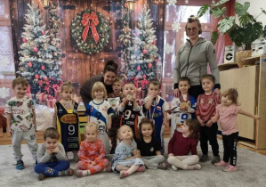 Zdjęcie grupowe z zaproszonym gościem.