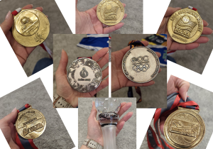 Wybrane medale prezentowane dzieciom zdobyte w rozgrywkach siatkarskich.