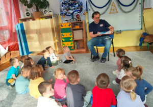 Tata kolegi ze starszej grupy rozmawia z dziećmi.