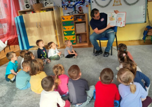 Dzieci prezentowane mają ilustracje odnoszące się do czytanego fragmentu bajki.