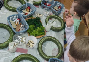 Dzieci rozpoczynają pracę.