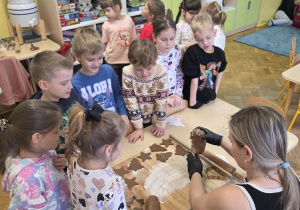 Dzieci po kolei wykrawają swoje pierniki.