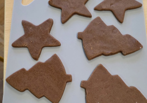 Parta pierników czekająca na miejsce w piekarniku.