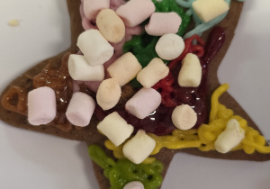 Pięknie udekorowany pierniczek.