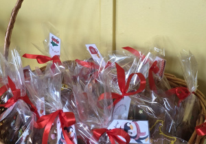 Zapakowane pierniki czekają na wręczenie rodzicom.