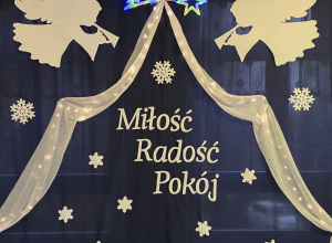 Dekoracja - anioły, śnieżynki i napisy: miłość, radość i pokój.