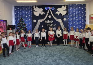 Dzieci czekają na gości - ukochanych rodziców i dziadków.