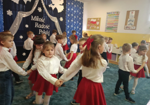 Dzieci tańczą do piosenki "Zimowa noc".