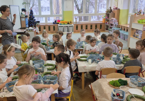 Dzieci słuchają na czym będzie polegało zadanie do wykonania.