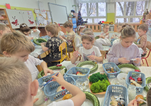 Dzieci wykonują stroiki świąteczne wg własnych pomysłów.