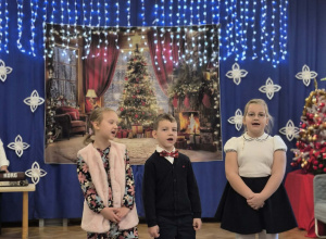 Dzieci śpiewają piosenkę na festiwalu kolęd.