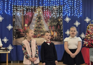 Dzieci śpiewają świąteczną piosenkę pt. "Pachnie świętami".
