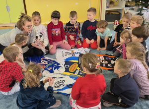 Dzieci rozmawiają z Panią Agatą o jej sportowym zawodzie.