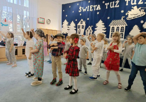 Dzieci prezentują układ taneczny.