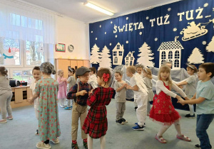 Dzieci tańczą w parach.