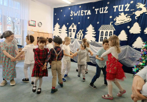 Dzieci tańczą w parach.