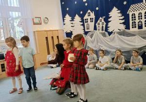 Dzieci mówią swoje role w przedstawieniu.