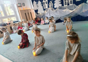 Dzieci prezentują układ taneczny do piosenki "Noel."