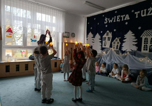 Dzieci tańczą ze świecami.